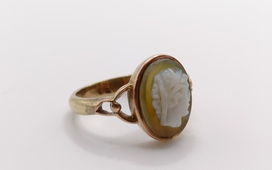 A 9ct rose gold ring, set with a carved shell cameo