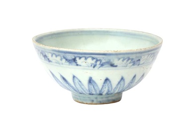 A CHINESE BLUE AND WHITE BOWL 明 青花蕉葉紋盌