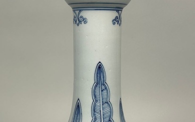 A CHINESE BLUE AND WHITE GARLIC MOUTH VASE, 37cm...