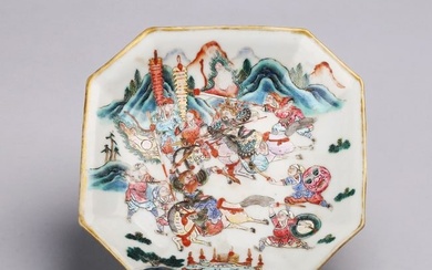 A CHINESE FAMILLE ROSE 'BATTLE SCENE' OCTAGONAL DISH