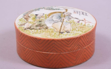 A CHINESE FAMILLE VERTE CIRCULAR PORCELAIN BOX AND