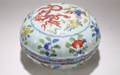 A Chinese Lidded Massive Dragon-decorating Porcelain Lidded Fortune Vase