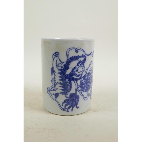 A Chinese blue and white porcelain brush pot decorated with ...
