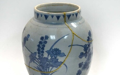 A Chinese blue and white porcelain vase, Transitional Period, circa 1640