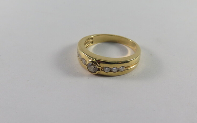 A DIAMOND AND 18ct GOLD DRESS RING