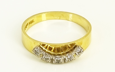 A FIVE-STONE DIAMOND AND 18ct GOLD FITTED WEDDING RING
