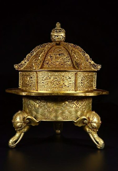 A GILT BRONZE DRAGON WITH FLOWERS PATTERN CENSER