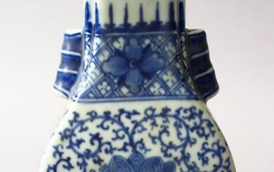 A GOOD CHINESE BLUE AND WHITE TWIN HANDLE PORCELAIN ZUN