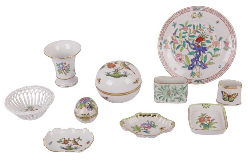 A HEREND PORCELAIN BOX AND COVER, 20TH CENTURY