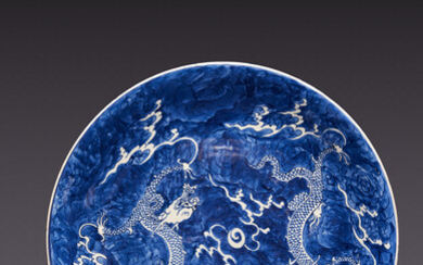 A LARGE CHINESE BLUE AND WHITE 'DRAGON' DISH