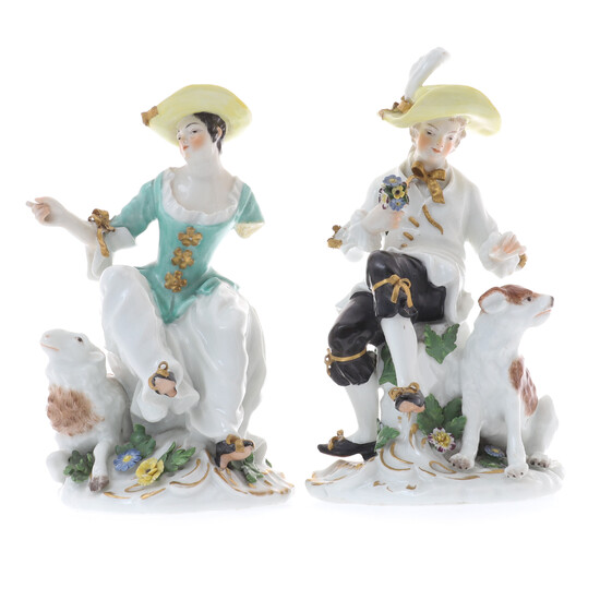 A PAIR OF CONTINENTAL PORCELAIN FIGURINES OF A SHEPHERD AND SHEPHERDESS.