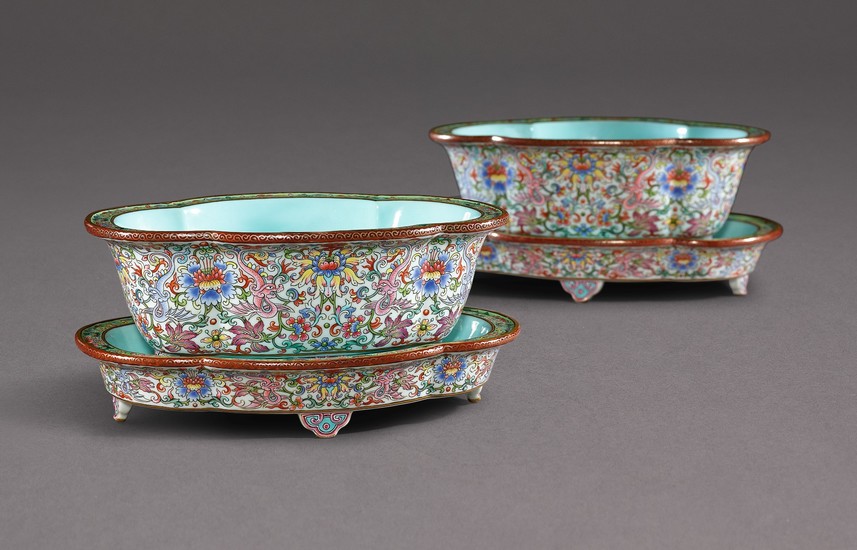 A PAIR OF FAMILLE-ROSE BEGONIA-SHAPED JARDINIERES AND STANDS QING DYNASTY, QIANLONG PERIOD