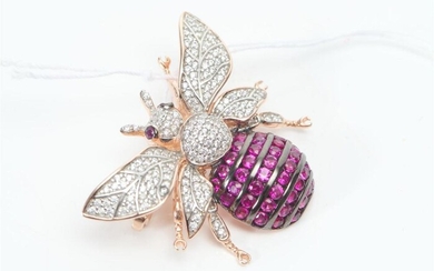 A PASTE AND CUBIC ZIRCONIA BEE BROOCH IN SILVER GILT, 35X28MM