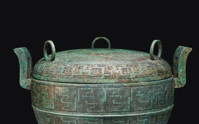 A RARE LARGE AND FINELY CAST BRONZE RITUAL TRIPOD FOOD VESSEL AND COVER, DING, SPRING AND AUTUMN PERIOD, EARLY TO MID-6TH CENTURY BC