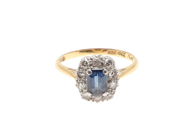 A SAPPHIRE AND DIAMOND CLUSTER RING.