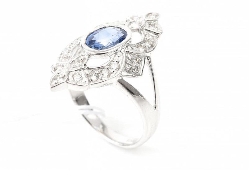 A SAPPHIRE AND DIAMOND RING IN 18CT WHITE GOLD