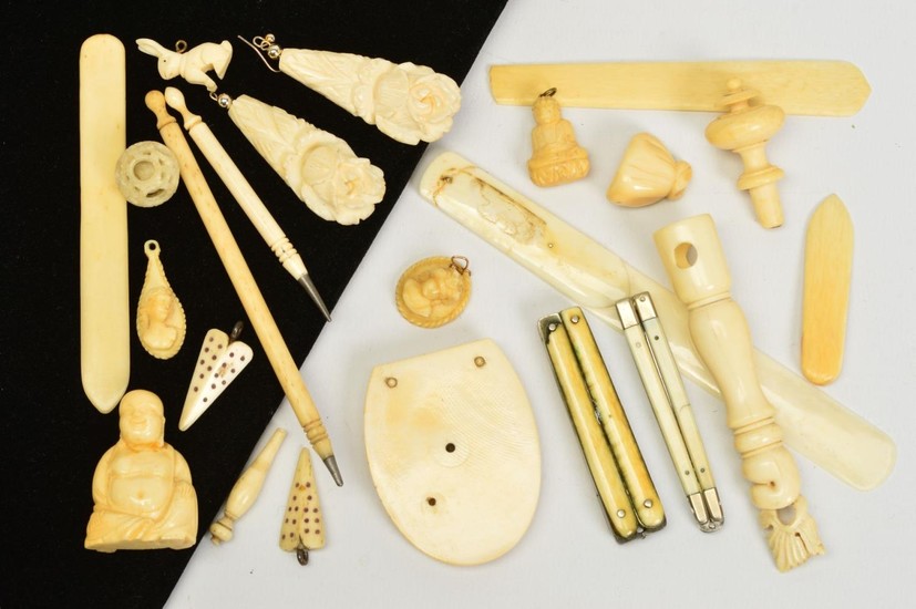A SELECTION OF LATE 19TH TO EARLY 20TH CENTURY IVORY ITEMS A...