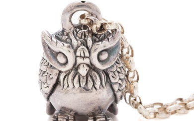 A STERLING SILVER OWL PENDANT NECKLACE