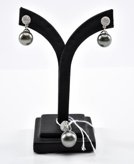 A TAHITIAN PEARL AND CUBIC ZIRCONIA JEWELLERY SUITE, COMPRISING A PAIR OF EARRINGS AND A PENDANT IN STERLING SILVER