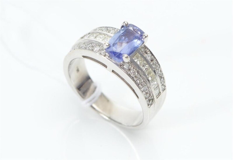 A TANZANITE AND DIAMOND DRESS RING IN 18CT WHITE GOLD, SIZE M, 6.8GMS