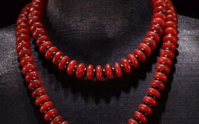 A TIBETAN RED AGATE BEADS STRING NECKLACE