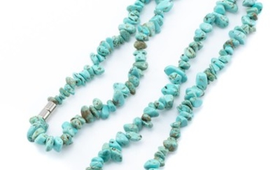 A TURQUOISE BEAD NECKLACE; 5-10mm tumbled turquoise beads to magnetic clasp, length 89cm.