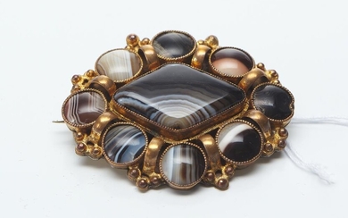 A VICTORIAN AGATE BROOCH IN PINCHBECK, 50X40MM