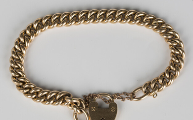 A gold hollow curblink bracelet on a gold heart shaped padlock clasp, detailed '15ct', len