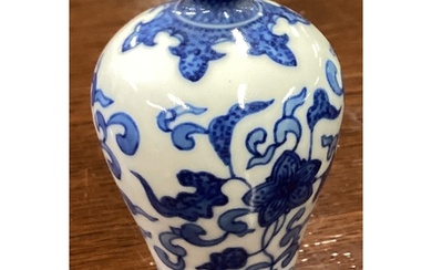 A good Chinese miniature blue and white baluster shaped vase...