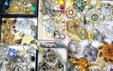 A large quantity of 20th century costume jewellery including...