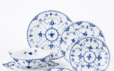 A set of 18 pieces, “Musselmalet”, Royal Copenhagen, Danish porcelain, 20th century.
