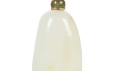 A white and russet skin jade “pebble” snuff