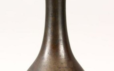 AN 18TH CENTURY CHINESE BRONZE SLENDER VASE ON STAND