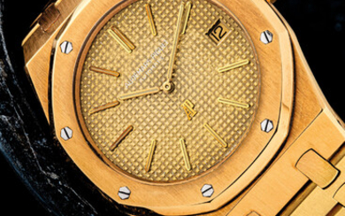 AUDEMARS PIGUET. AN EARLY, HIGHLY ATTRACTIVE AND VERY RARE 18K GOLD AUTOMATIC WRISTWATCH WITH DATE, BRACELET AND TROPICAL DIAL
