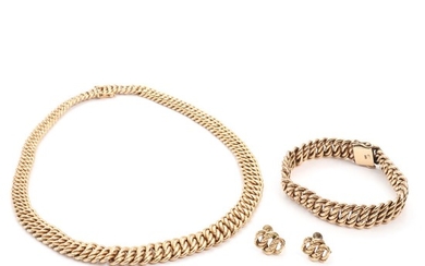 Aage Albing a.o.: A 14k gold jewellery set comprising a necklace, bracelet and a pair of ear screws. (4)