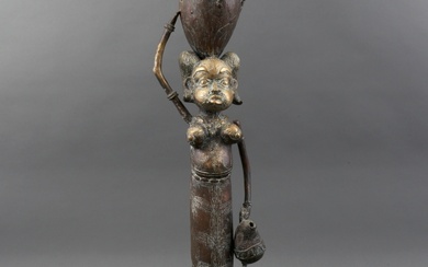 Afrikaans bronzen beeld: vrouw met kruik op het hoofd,...
