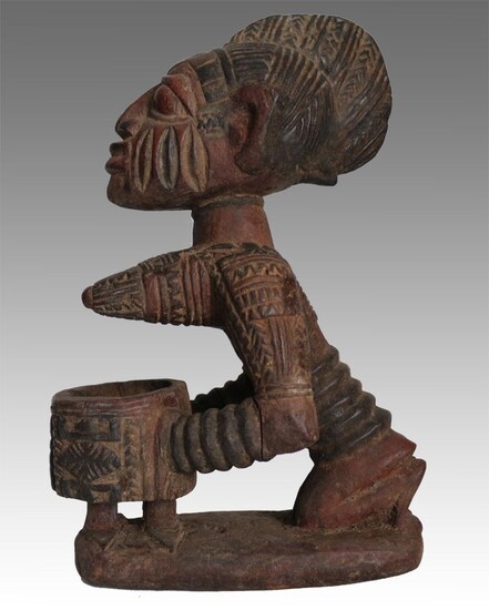 Afrique. Statuette de divination Yoruba représentant une porteuse de coupe (Nigéria). La divination est réalisée...