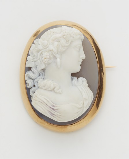 An 18k gold agate cameo brooch