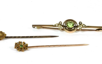 An Edwardian gold peridot and split pearl bar brooch