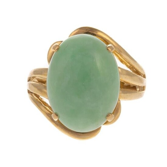 An Oval Jade Ring in 14K Yellow Gold