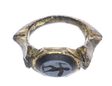 An attractive Roman-like (ancient) ring, with an intaglio in classical...