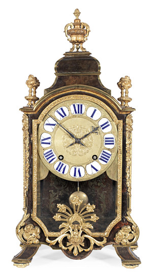 An early 18th century French brass inlaid tortoiseshell mantel clock