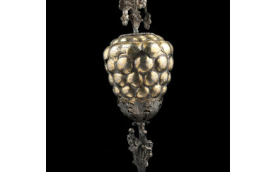 An early 18th-century German gilded silver chalice with cover. Unidentified silversmith (h. cm 28) (g. 300 ca.) (defects)