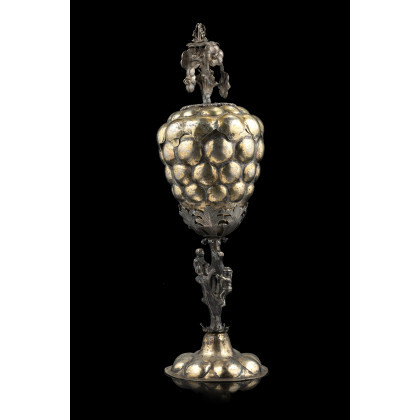 An early 18th-century German gilded silver chalice with cover. Unidentified silversmith (h. cm 28) (g. 300 ca.) (defects)