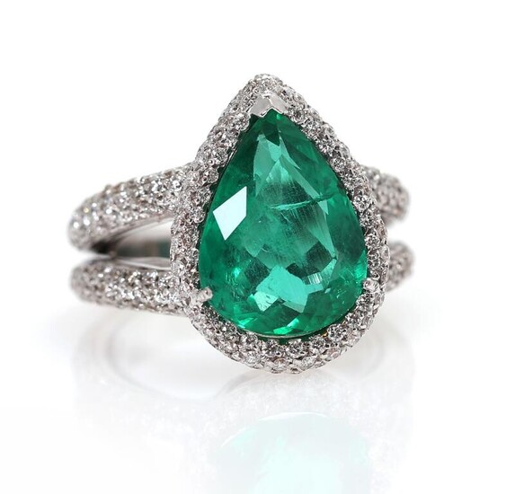 NOT SOLD. An emerald and diamond ring set with an emerald weighing app. 3.98 ct. encircled by numerous diamonds, mounted in 18k white gold. Size 50. – Bruun Rasmussen Auctioneers of Fine Art