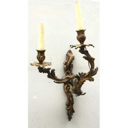 Applique a due fiamme in bronzo dorato decorata a motivi vegettali in rilievo (cm70x30) (difetti)