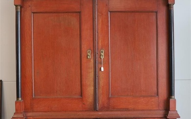 Armoire à deux portes, Pays-Bas, début du 19e siècle. Chêne et épicéa, hotte profilée avec...