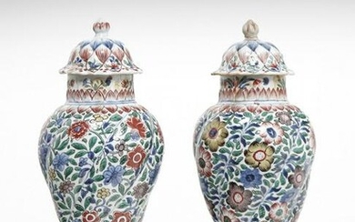 Arte Cinese A pair of porcelain wucai twisted vases