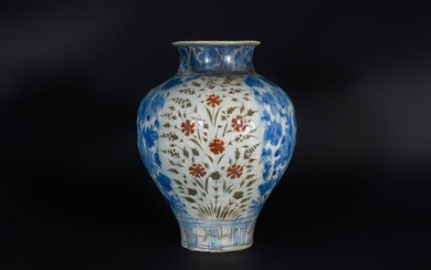 Arte Islamica A Safavid Kirman pottery vase Iran, 17th