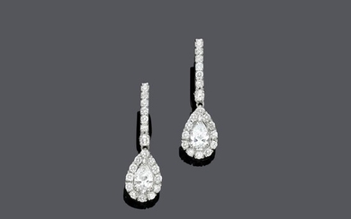 BOUCLES D'OREILLES EN DIAMANT. Or blanc 750, 4g. Boucles d'oreilles cerclées de diamants d'une élégance...